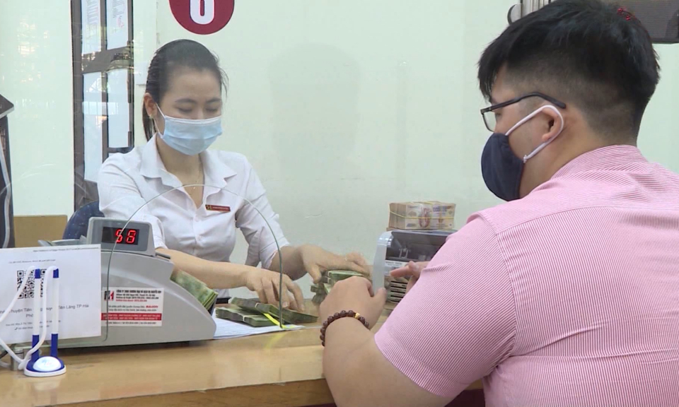 L&atilde;i suất tiết kiệm tiếp tục giảm