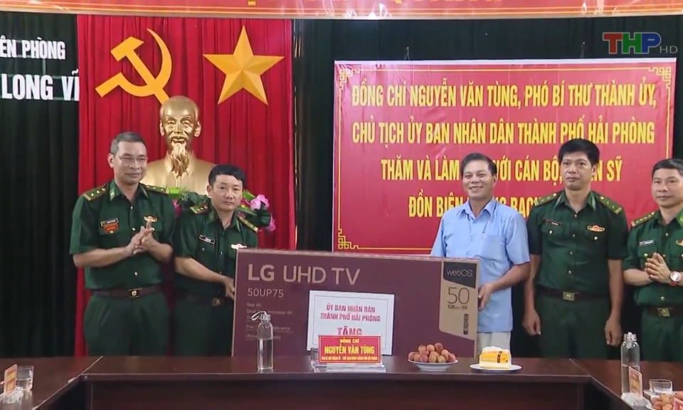 Chủ tịch UBND th&agrave;nh phố thăm v&agrave; l&agrave;m việc tại huyện Bạch Long Vĩ