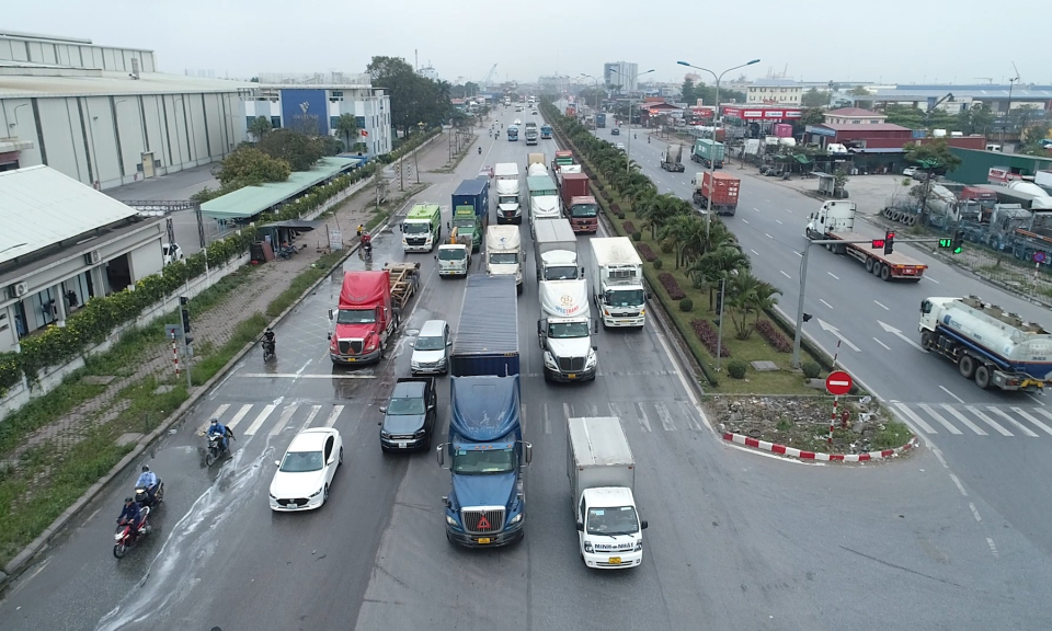 An to&agrave;n giao th&ocirc;ng: N&acirc;ng cao &yacute; thức chấp h&agrave;nh luật giao th&ocirc;ng cho l&aacute;i xe container     