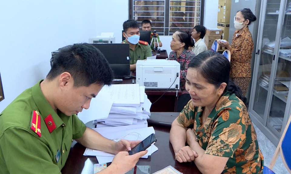 Đẩy mạnh &ldquo;phủ xanh&rdquo; t&agrave;i khoản định danh điện tử