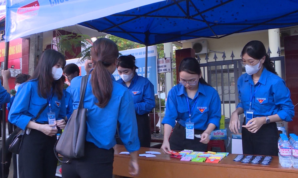 T&igrave;nh nguyện vi&ecirc;n tiếp sức m&ugrave;a thi