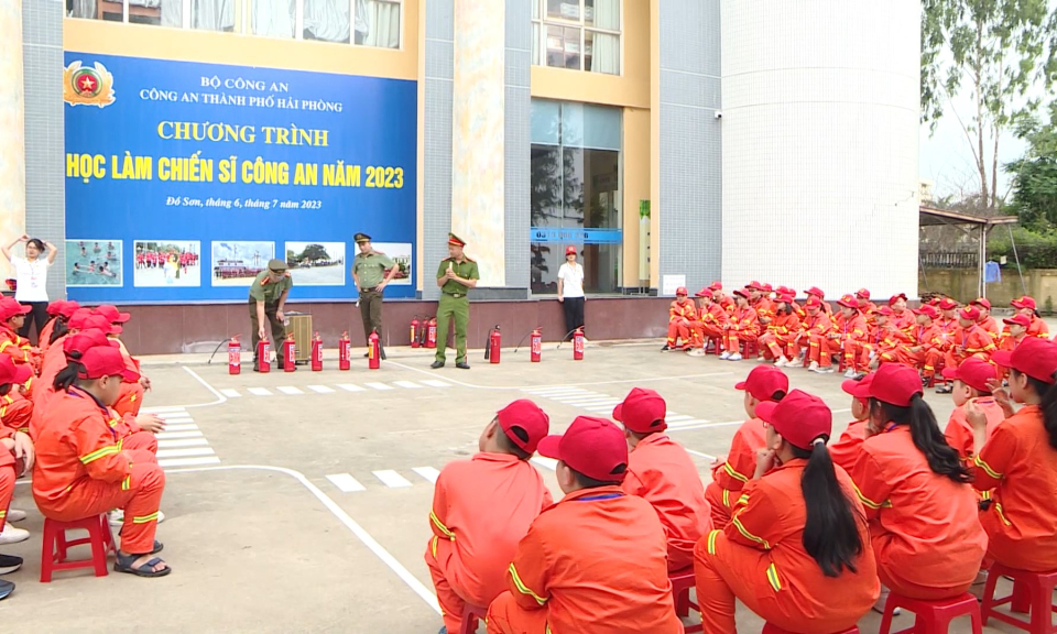 To&agrave;n d&acirc;n ph&ograve;ng ch&aacute;y chữa ch&aacute;y: R&egrave;n luyện kỹ năng ph&ograve;ng ch&aacute;y, chữa ch&aacute;y cho trẻ em qua chương tr&igrave;nh ngoại kh&oacute;a  