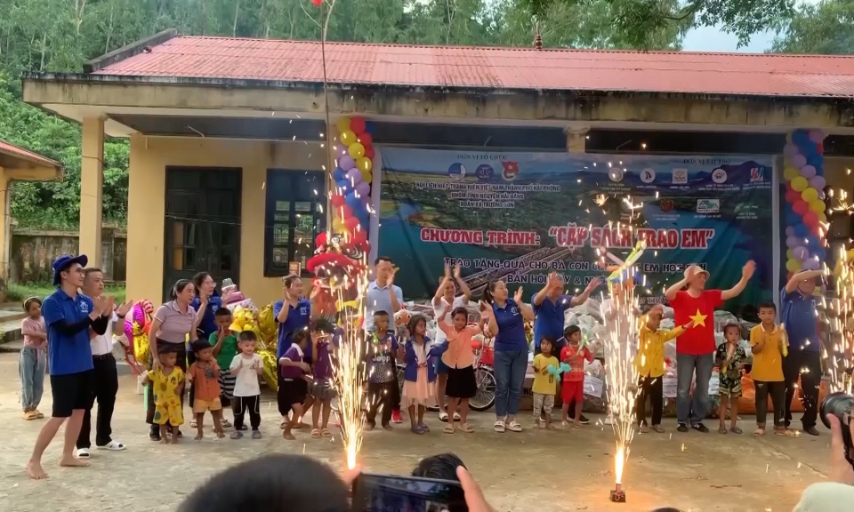 Ng&agrave;y nữa để y&ecirc;u thương: Cặp s&aacute;ch trao em