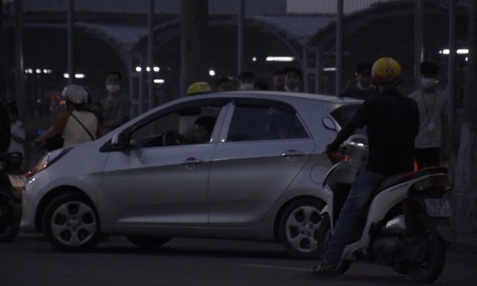 Taxi d&ugrave; g&acirc;y ra nhiều lộn xộn trong hoạt động kinh doanh vận tải taxi