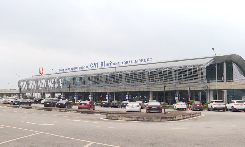 Lượng kh&aacute;ch đường h&agrave;ng kh&ocirc;ng tăng 50% trong nửa đầu năm 2023