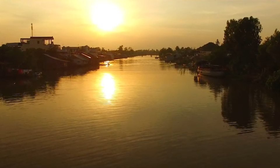 &Acirc;m vang miền cửa biển: D&ograve;ng s&ocirc;ng qu&ecirc; t&ocirc;i