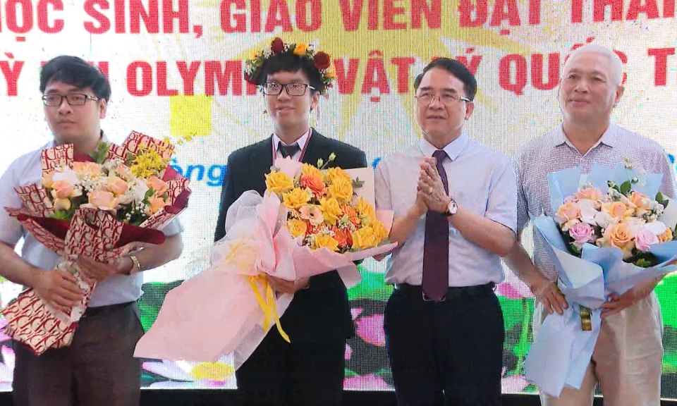 Biểu dương học sinh, gi&aacute;o vi&ecirc;n gi&agrave;nh Huy chương Bạc Vật l&yacute; quốc tế