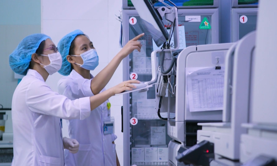 Ph&oacute;ng sự ch&iacute;nh luận: Gi&aacute;m s&aacute;t chuy&ecirc;n đề &ldquo;Triển khai thực hiện c&aacute;c quy định của ph&aacute;p luật về kh&aacute;m bệnh, chữa bệnh tr&ecirc;n địa b&agrave;n th&agrave;nh phố&rdquo;