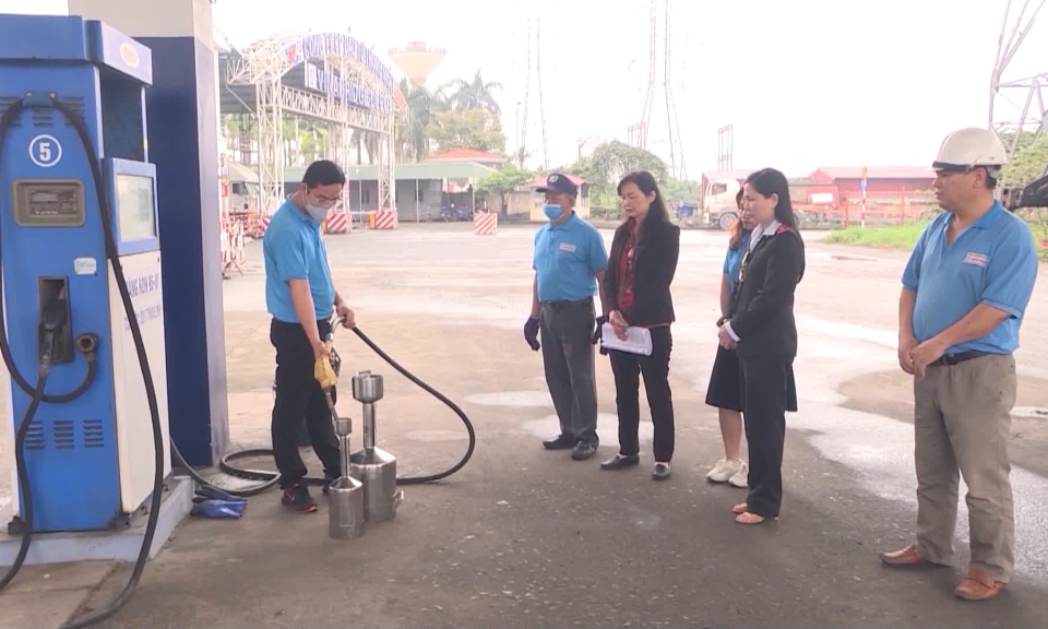 Việt Nam đẩy mạnh xử l&yacute; vi phạm về xăng dầu