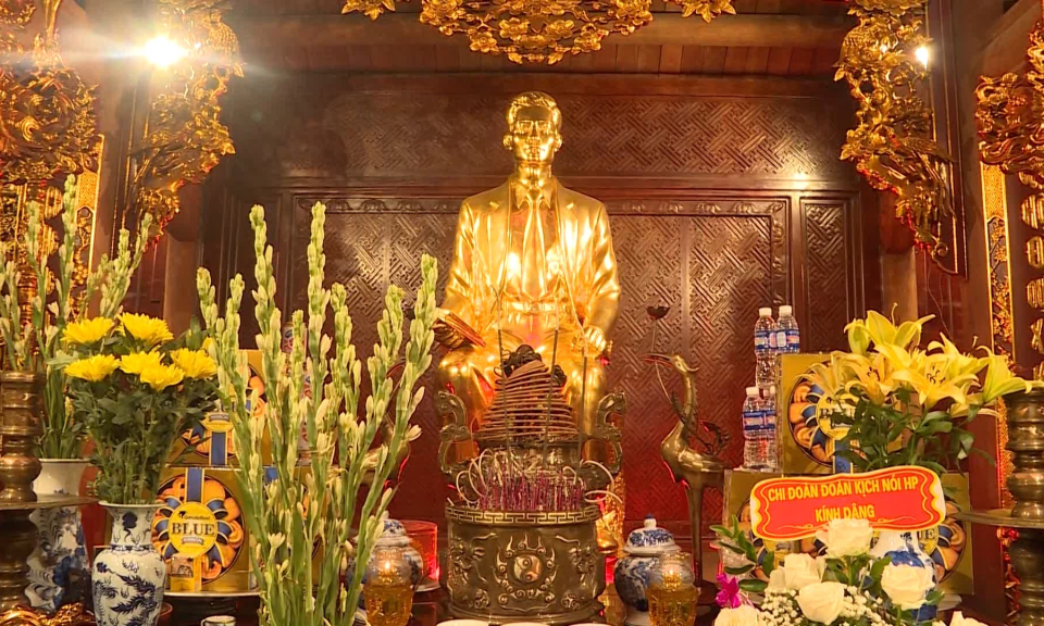 Tổng LĐLĐ VN d&acirc;ng hương tưởng niệm l&atilde;nh tụ Nguyễn Đức Cảnh