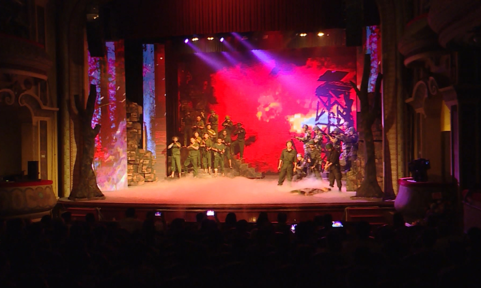 C&ocirc;ng diễn vở ch&egrave;o &ldquo;Mưa đỏ&rdquo;