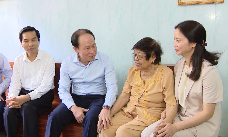 Thăm v&agrave; tặng qu&agrave; gia đ&igrave;nh ch&iacute;nh s&aacute;ch