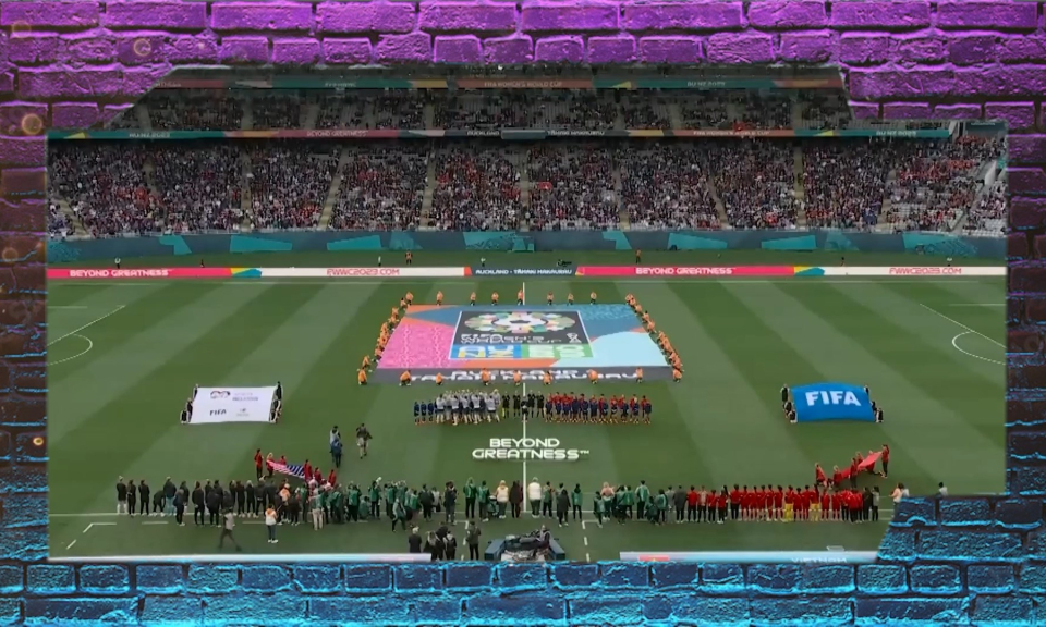 Cận cảnh: B&oacute;ng đ&aacute; nữ Việt Nam hướng ra biển lớn