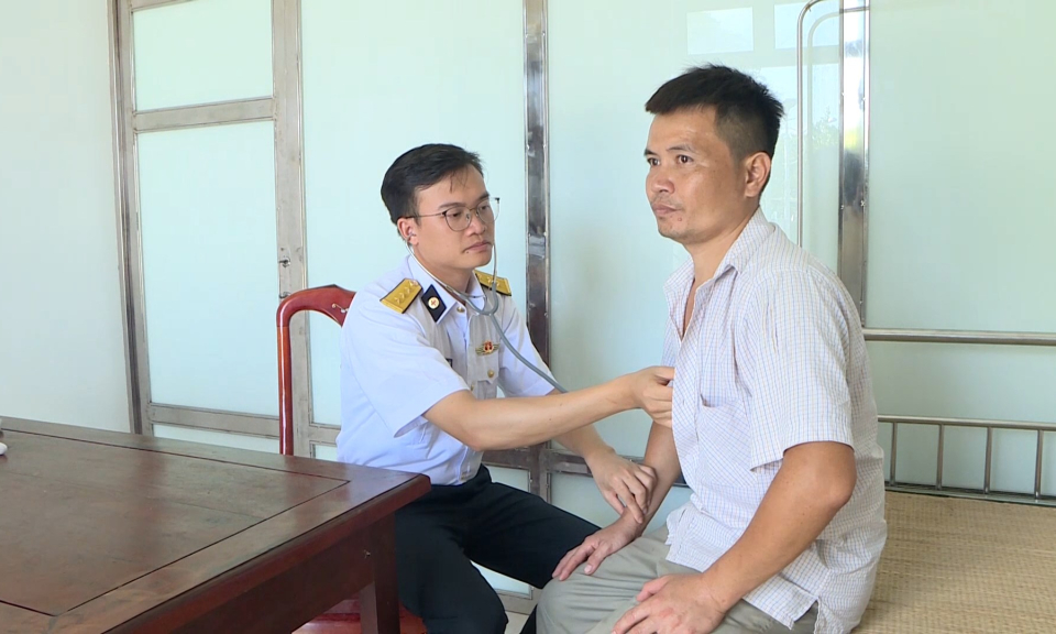 An ninh biển đảo: Lực lượng Hải qu&acirc;n đẩy mạnh ph&aacute;t triển y tế biển đảo         