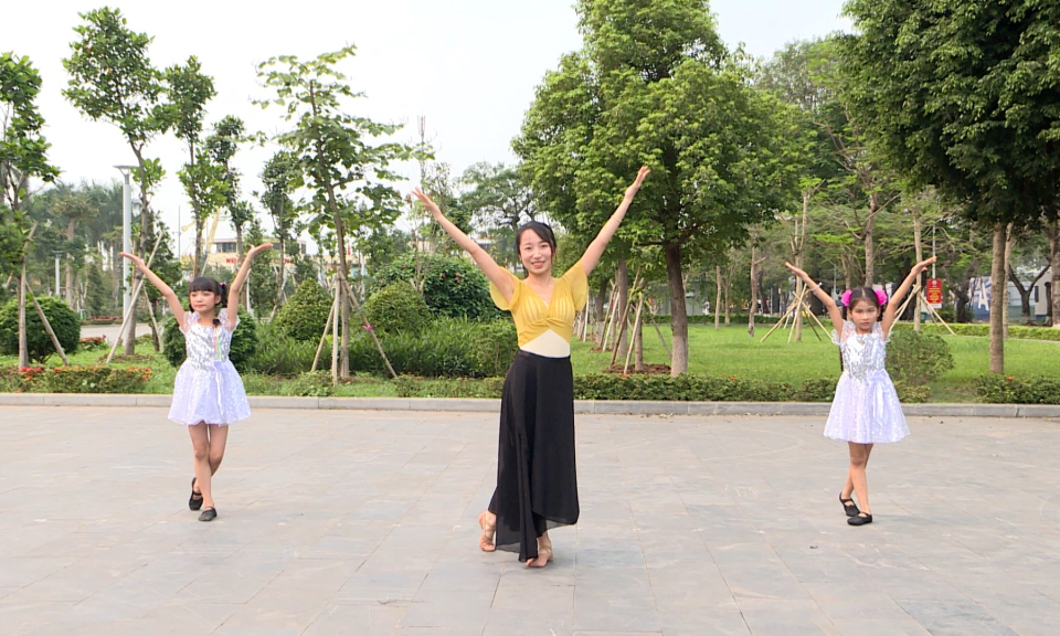 Măng non đất Cảng: Dạy m&uacute;a tr&ecirc;n nền nhạc ca kh&uacute;c &ldquo;Nụ cười thi&ecirc;n thần&rdquo;