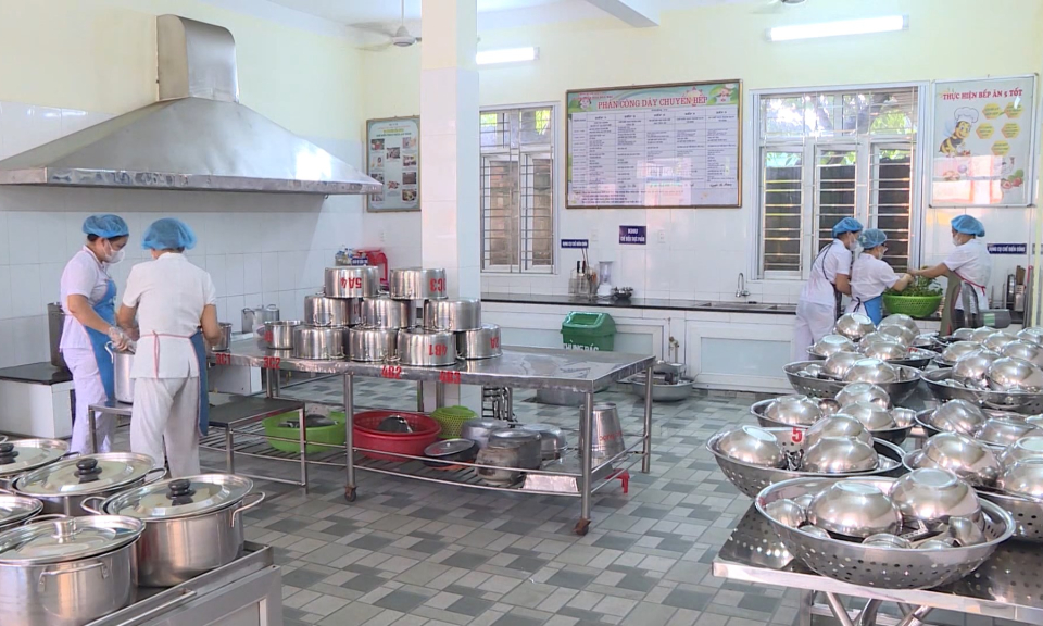 Y tế sức khỏe: Bếp ăn tập thể trong trường tiểu học nh&igrave;n từ thực tiễn    