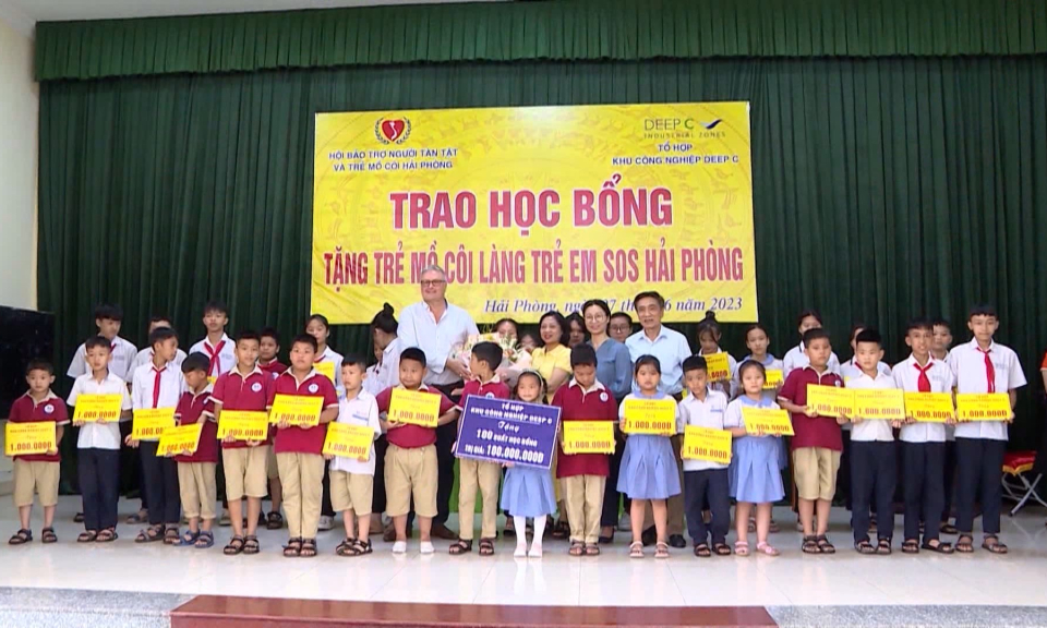 Hỗ trợ người c&oacute; ho&agrave;n cảnh kh&oacute; khăn tại huyện C&aacute;t Hải