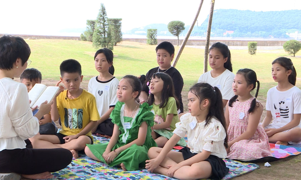 Măng non đất Cảng: Đọc s&aacute;ch c&ugrave;ng con (Số 1)