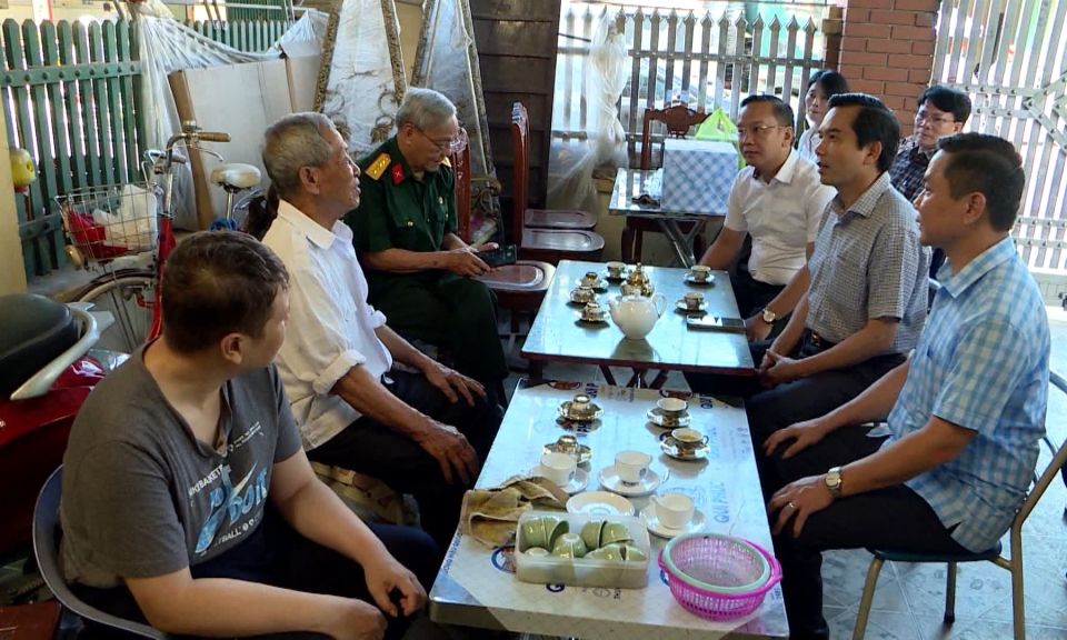 Thăm tặng qu&agrave; nạn nh&acirc;n da cam