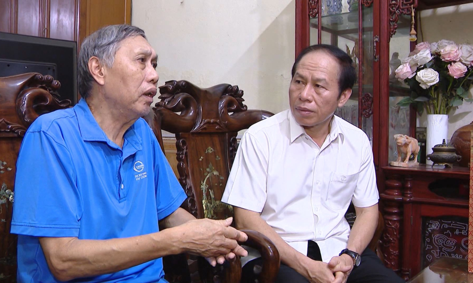 Đồng ch&iacute; B&iacute; thư Th&agrave;nh ủy thăm, tặng qu&agrave; nạn d&acirc;n chất độc da cam