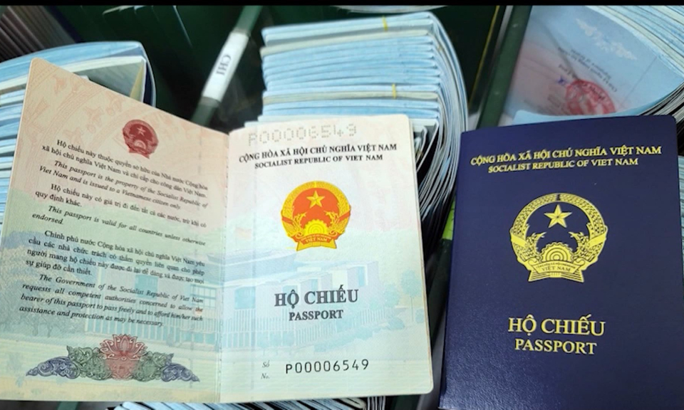 Bộ C&ocirc;ng an bổ sung mẫu hộ chiếu mới theo thủ tục r&uacute;t gọn