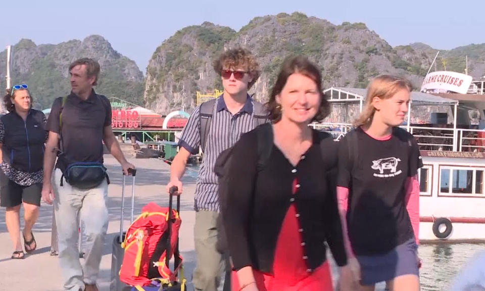 Điểm nhấn 365: N&acirc;ng thời hạn thị thực điện tử - Mở rộng c&aacute;nh cửa để thu h&uacute;t kh&aacute;ch quốc tế               