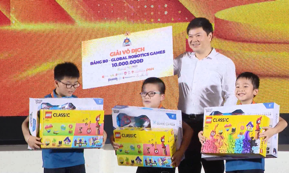 Trao giải s&acirc;n chơi &ldquo;T&agrave;i năng Robot - ROBOTACON WRO&rdquo;
