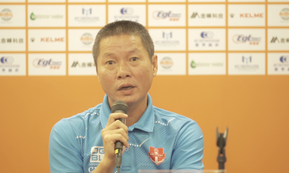 HLV Chu Đ&igrave;nh Nghi&ecirc;m ph&aacute;t biểu trước trận đấu gặp Rangers FC (Hong Kong - Trung Quốc) 