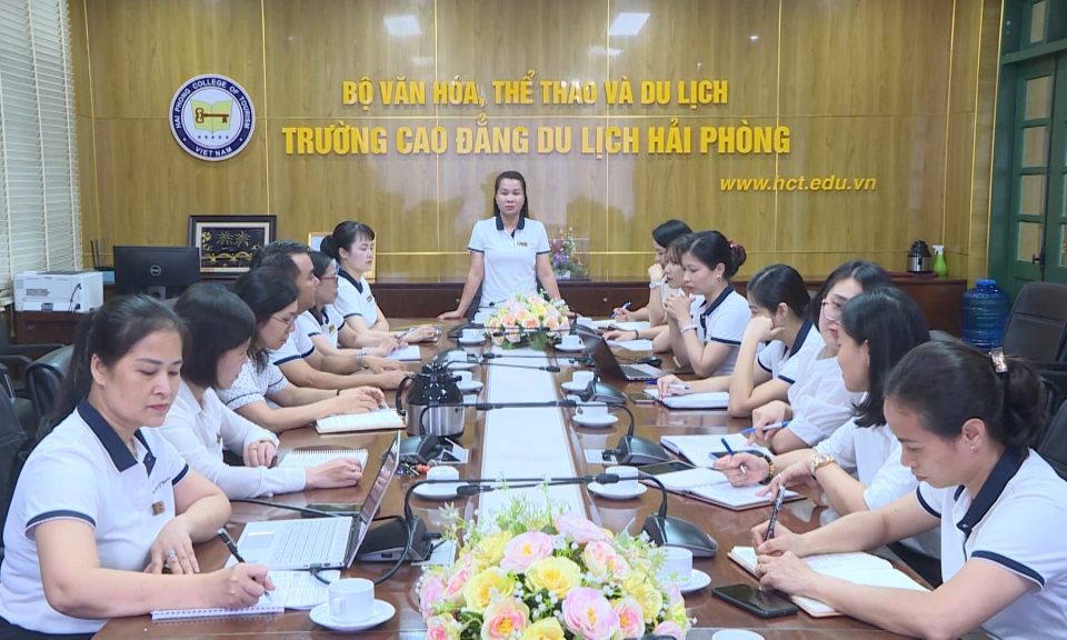 Gi&aacute;o dục v&agrave; đ&agrave;o tạo: Thu h&uacute;t, bồi dưỡng đội ngũ gi&aacute;o vi&ecirc;n: Cần sự phối hợp đồng bộ       