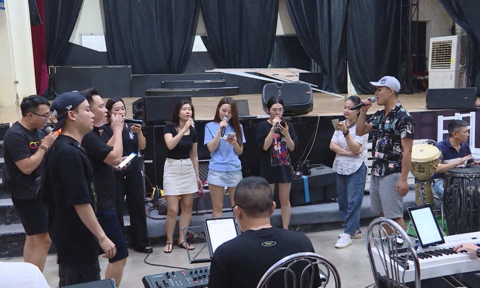 Chuẩn bị S&acirc;n khấu truyền h&igrave;nh th&aacute;ng 8