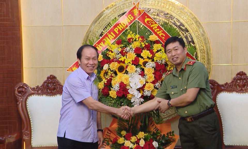 B&iacute; thư Th&agrave;nh ủy ch&uacute;c mừng Ng&agrave;y truyền thống lực lượng C&ocirc;ng an nh&acirc;n d&acirc;n