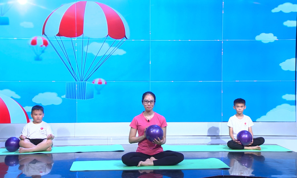 Măng non đất Cảng: Yoga với b&oacute;ng 