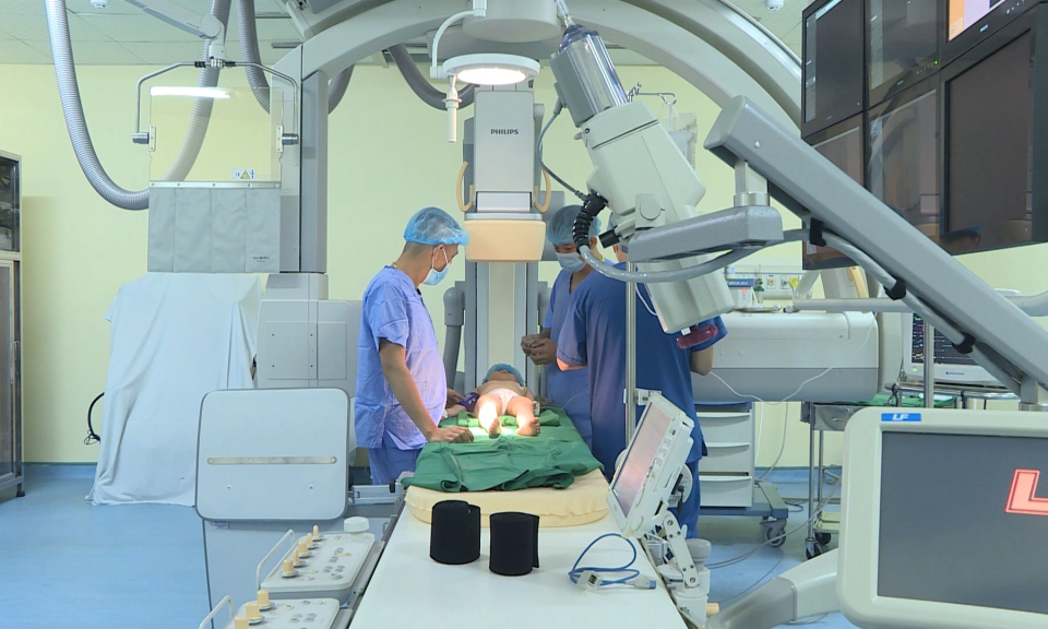 Y tế sức khỏe: Ứng dụng kỹ thuật cao, chuy&ecirc;n s&acirc;u trong kh&aacute;m chữa bệnh