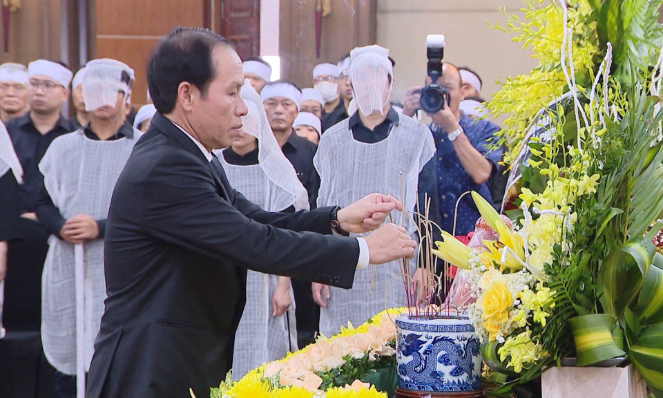 Th&agrave;nh ủy, HĐND, UBND, Ủy ban MTTQ VN  th&agrave;nh phố viếng Ph&oacute; Thủ tướng L&ecirc; Văn Th&agrave;nh