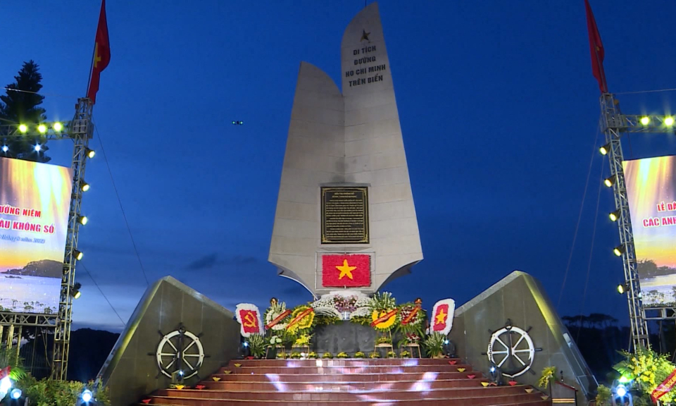 D&acirc;ng hương tưởng nhớ c&aacute;c anh h&ugrave;ng, liệt sĩ đo&agrave;n t&agrave;u Kh&ocirc;ng số