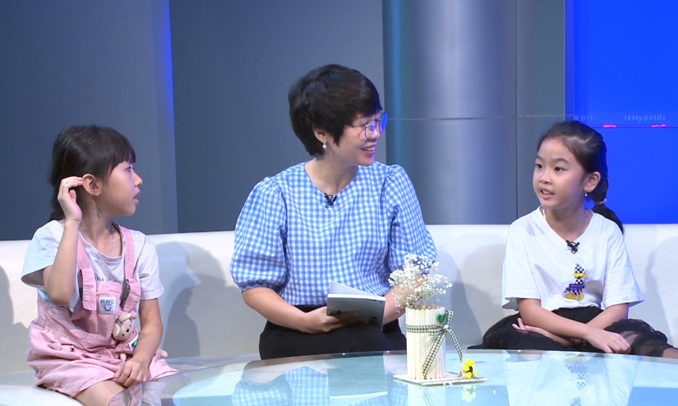 Măng non đất Cảng: Đọc s&aacute;ch c&ugrave;ng con (Phần 2)  