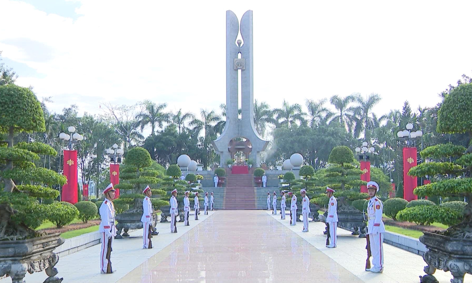 L&atilde;nh đạo th&agrave;nh phố d&acirc;ng hương tưởng niệm c&aacute;c anh h&ugrave;ng liệt sỹ v&agrave; đồng ch&iacute; Nguyễn Đức Cảnh