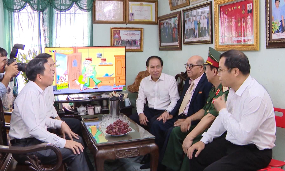 Đồng ch&iacute; B&iacute; thư Th&agrave;nh ủy thăm v&agrave; tặng qu&agrave; người c&oacute; c&ocirc;ng tr&ecirc;n địa b&agrave;n quận Ng&ocirc; Quyền