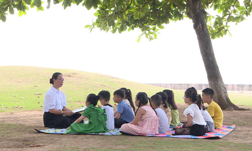 Măng non đất Cảng: Đọc s&aacute;ch c&ugrave;ng con ( Phần 3 ) 