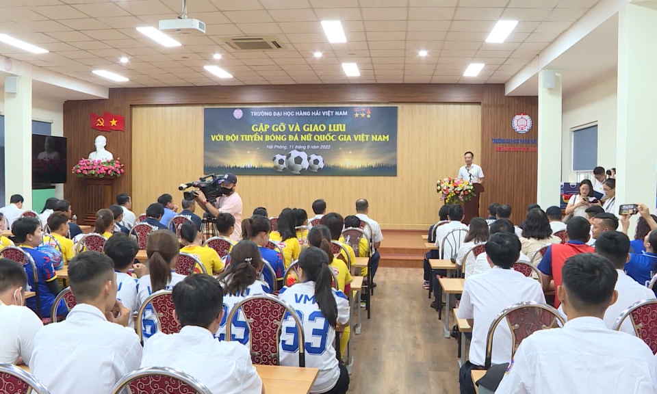 Giao hữu b&oacute;ng đ&aacute; giữa đội tuyển nữ Việt Nam v&agrave; trường Đại học H&agrave;ng Hải Việt Nam