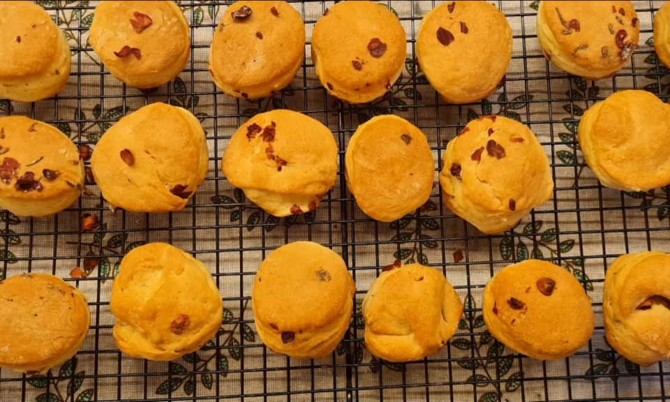 Măng non đất Cảng: L&agrave;m b&aacute;nh hoa kh&ocirc; 