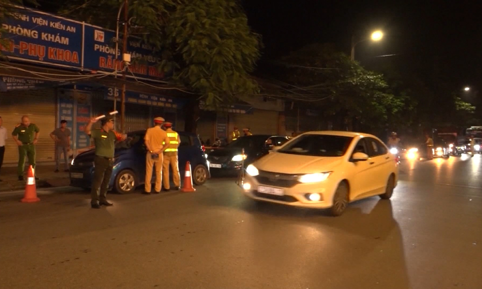 Tăng cường kiểm tra, xử l&yacute; vi phạm nồng độ cồn    