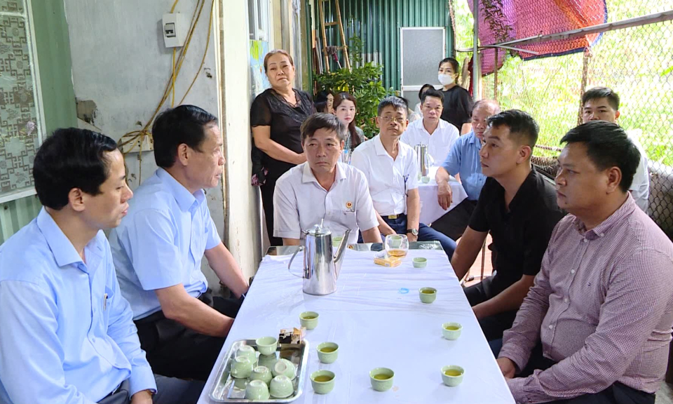 Thăm hỏi, động vi&ecirc;n c&aacute;c gia đ&igrave;nh c&oacute; nạn nh&acirc;n tử vong trong vụ ch&aacute;y chung cư mini tại H&agrave; Nội