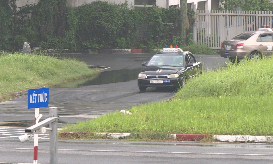 An to&agrave;n giao th&ocirc;ng: Bất cập trong quy định đ&agrave;o tạo s&aacute;t hạch l&aacute;i xe   