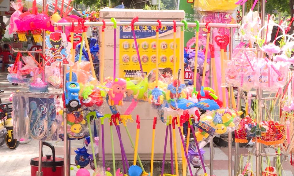 Thị trường h&agrave;ng h&oacute;a trung thu chưa s&ocirc;i động