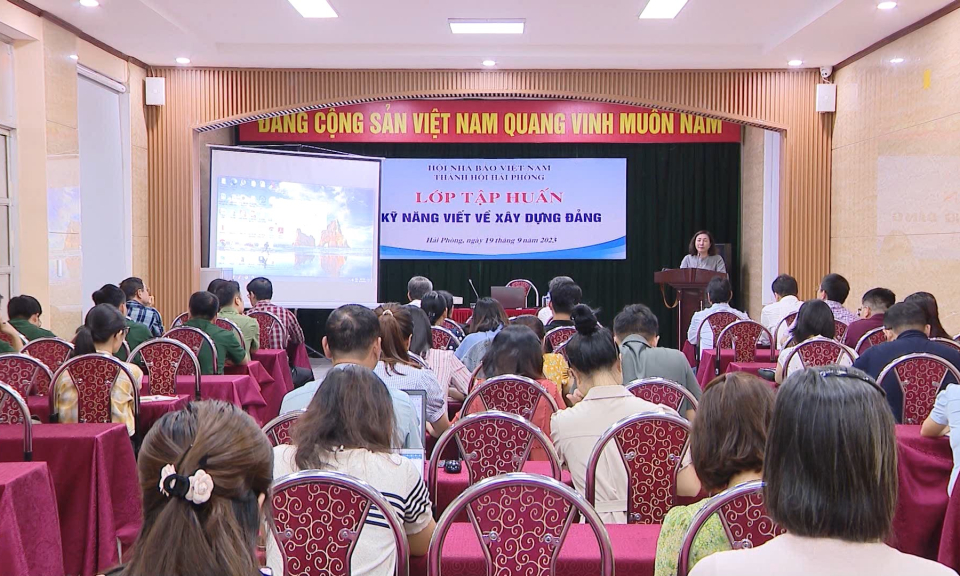 Gần 100 ph&oacute;ng vi&ecirc;n, bi&ecirc;n tập vi&ecirc;n c&aacute;c cơ quan b&aacute;o ch&iacute;  tập huấn kỹ năng viết về x&acirc;y dựng Đảng