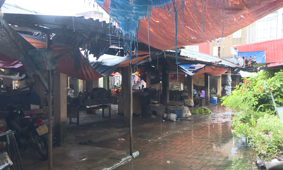 Ph&aacute;p luật v&agrave; cuộc sống: Bất cập t&igrave;nh trạng xuống cấp ở c&aacute;c chợ n&ocirc;ng th&ocirc;n  