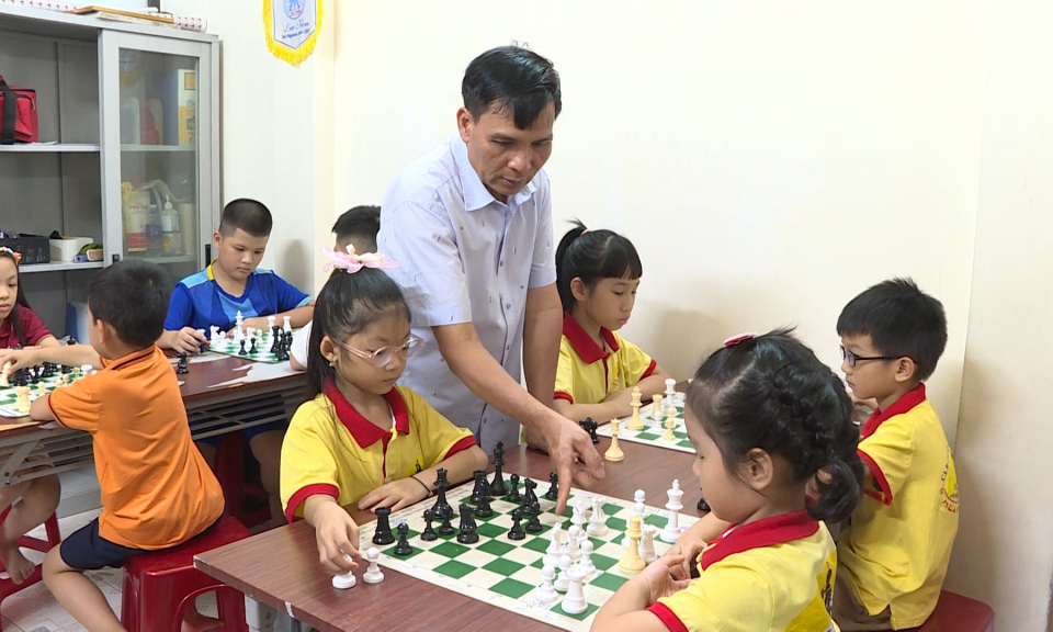 Măng non đất Cảng: Tự h&agrave;o kỳ thủ nh&iacute; Hoa phượng đỏ