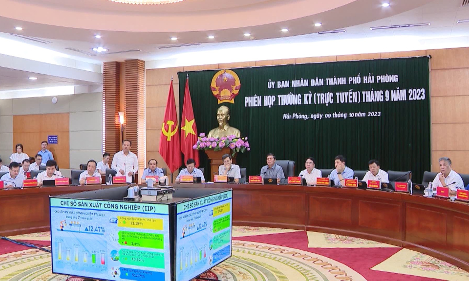 UBND th&agrave;nh phố họp phi&ecirc;n thường kỳ th&aacute;ng 9