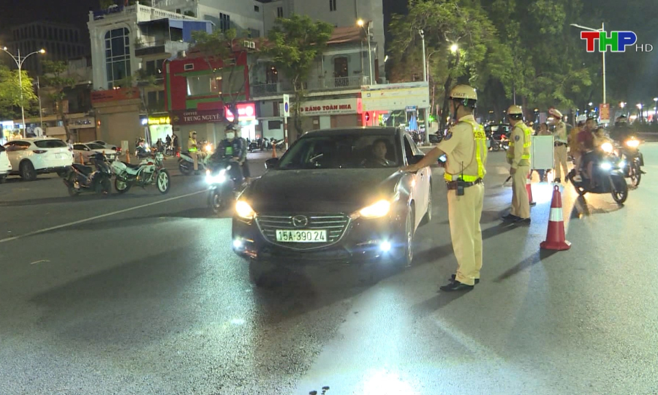 Đồng loạt ra qu&acirc;n xử l&yacute; vi phạm nồng độ cồn  